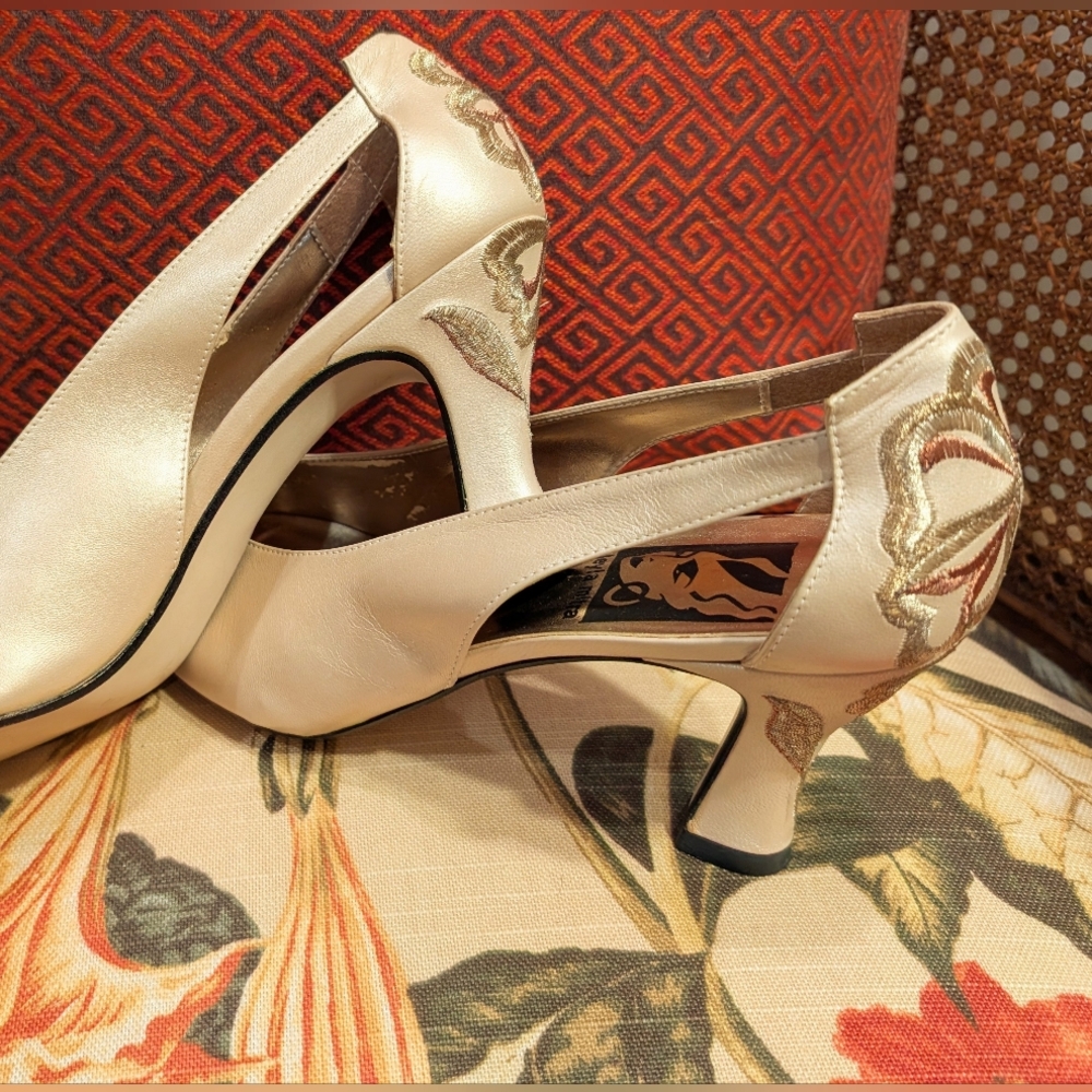 Vintage Gorgeous Leyla Mitra Cream Embroidered Pumps Heels 8.5 M. Gatsby Style.
